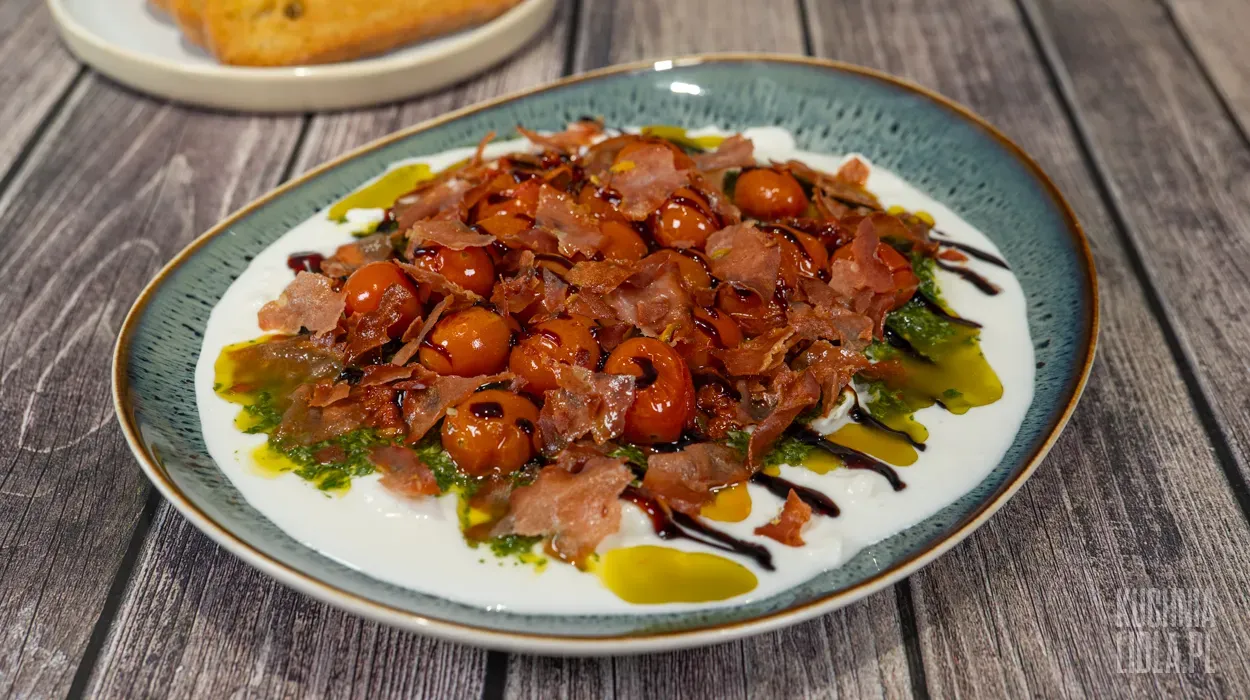 Burrata w pieczonych pomidorkach z sosem bazyliowym